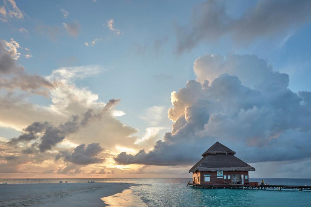 “Experience the Best of Both Worlds: 10 Nights in Abu Dhabi and the Maldives”