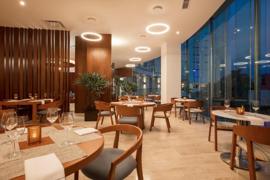 “Double Delight: 10 Nights in Las Vegas & Cancun – A Perfect Fusion of Entertainment and Tropical Paradise” Starting fr. £1999 PP