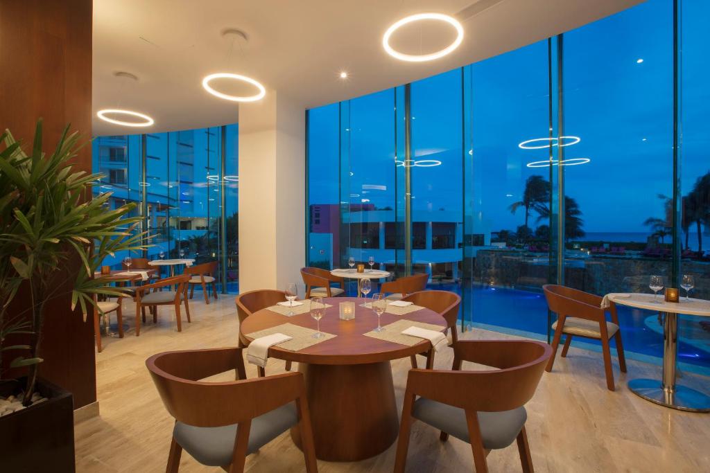 “Double Delight: 10 Nights in Las Vegas & Cancun – A Perfect Fusion of Entertainment and Tropical Paradise” Starting fr. £1999 PP