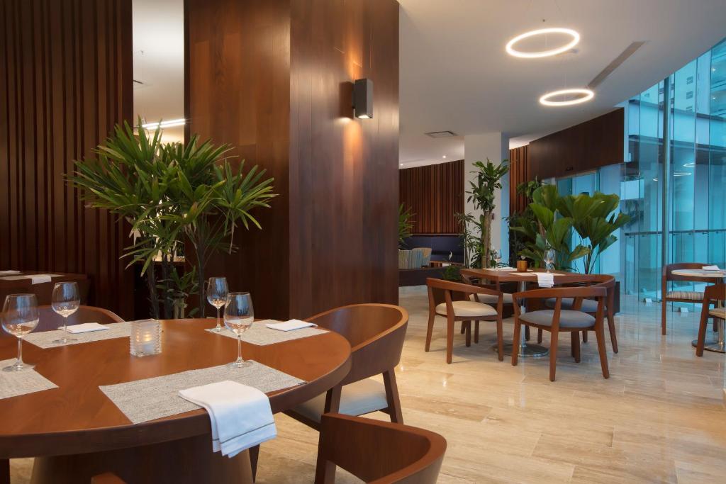 “Double Delight: 10 Nights in Las Vegas & Cancun – A Perfect Fusion of Entertainment and Tropical Paradise” Starting fr. £1999 PP