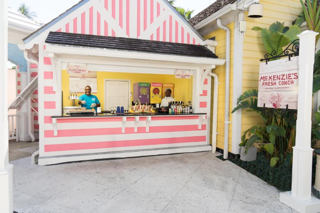 Starry Nights! Your 10 Nights Family Extravaganza in Orlando & Bahamas! Adventure Awaits!