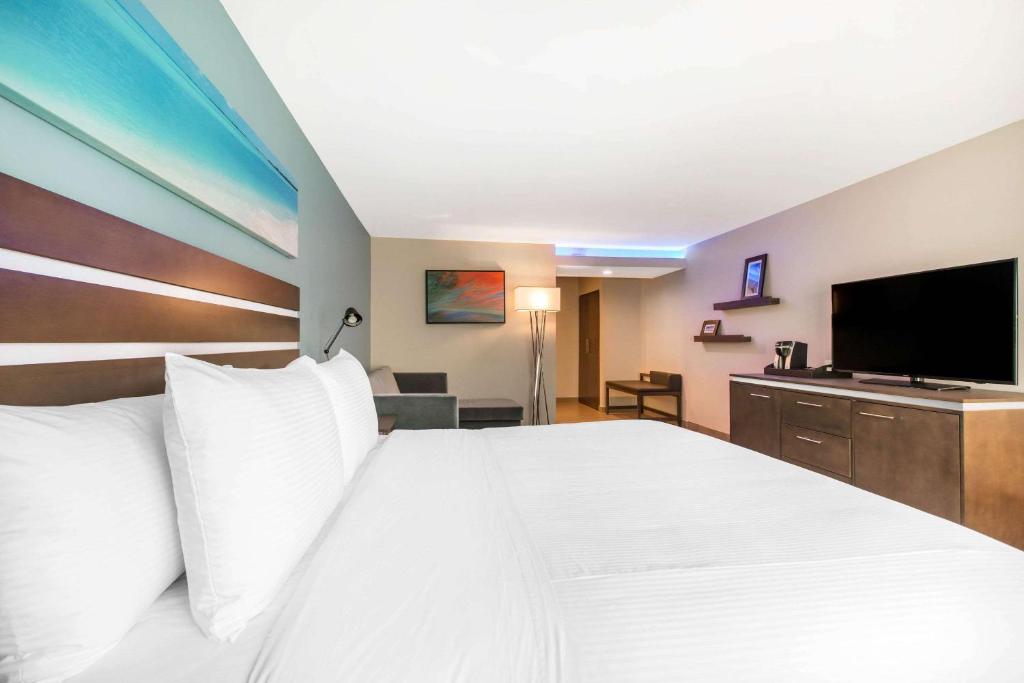 From Sun Kissed Beaches to Urban Delights! Spectacular Adventure in Cancun & Los Angeles, All Inclusive