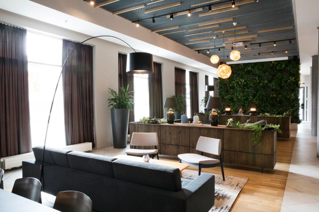 10 Nights Holiday at Iceland, Niagara Falls, and New york