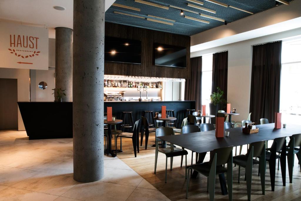 10 Nights Holiday at Iceland, Niagara Falls, and New york