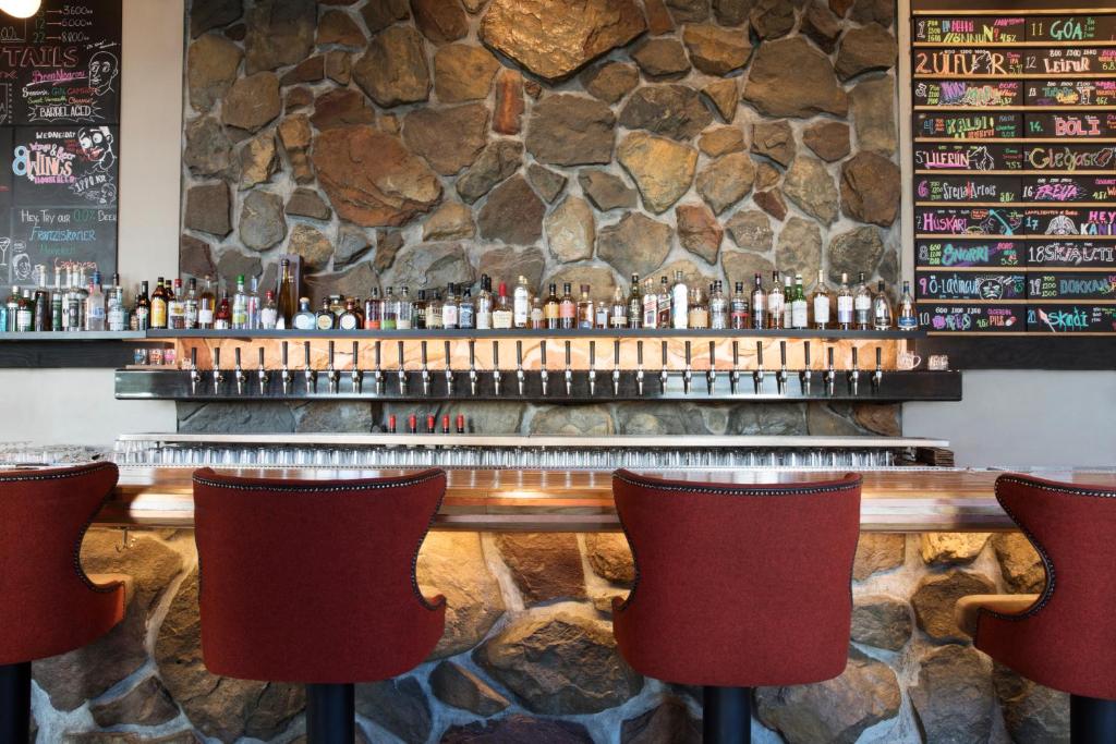 10 Nights Holiday at Iceland, Niagara Falls, and New york