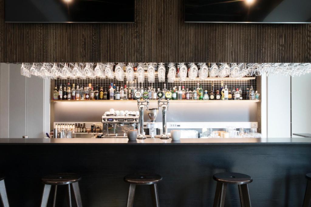 10 Nights Holiday at Iceland, Niagara Falls, and New york