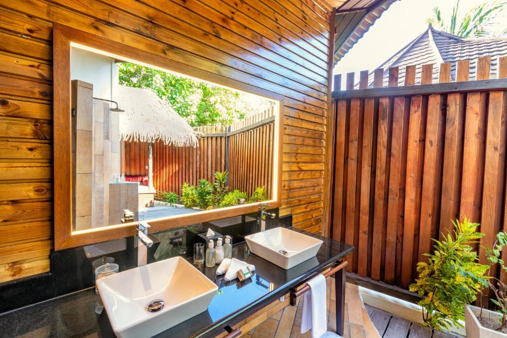 09 Nights Holiday at Komandoo Island Resort & Spa And JA Ocean View With Beach Villa