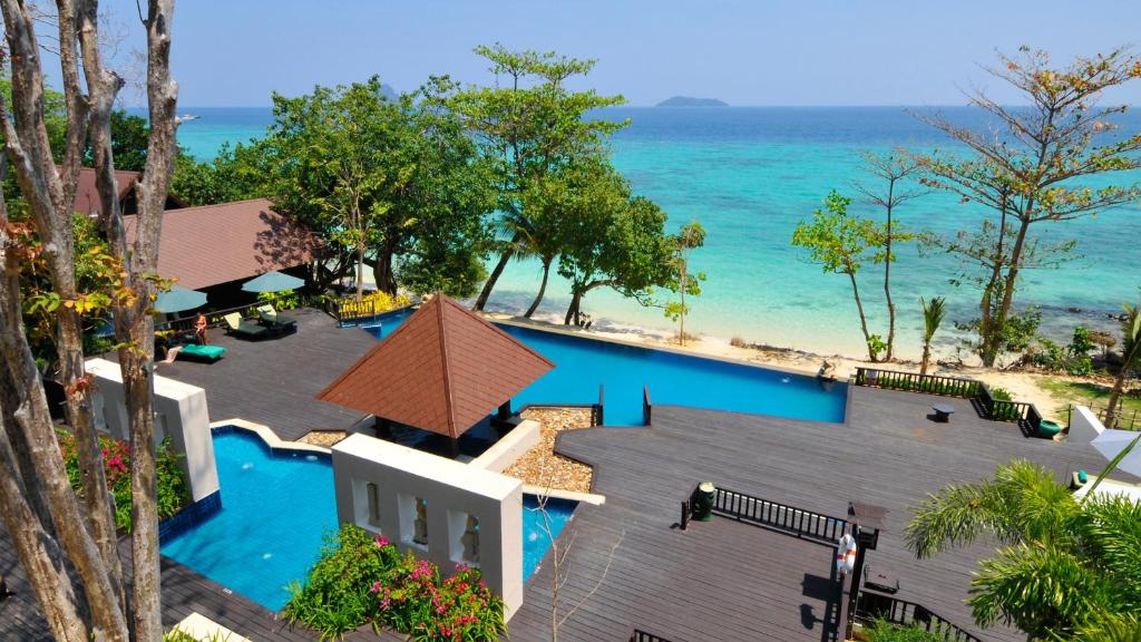 14 NIGHTS Incredible Thailand Multi-Centre PHUKET • PHI PHI • KRABI Price starting from £1,149pp