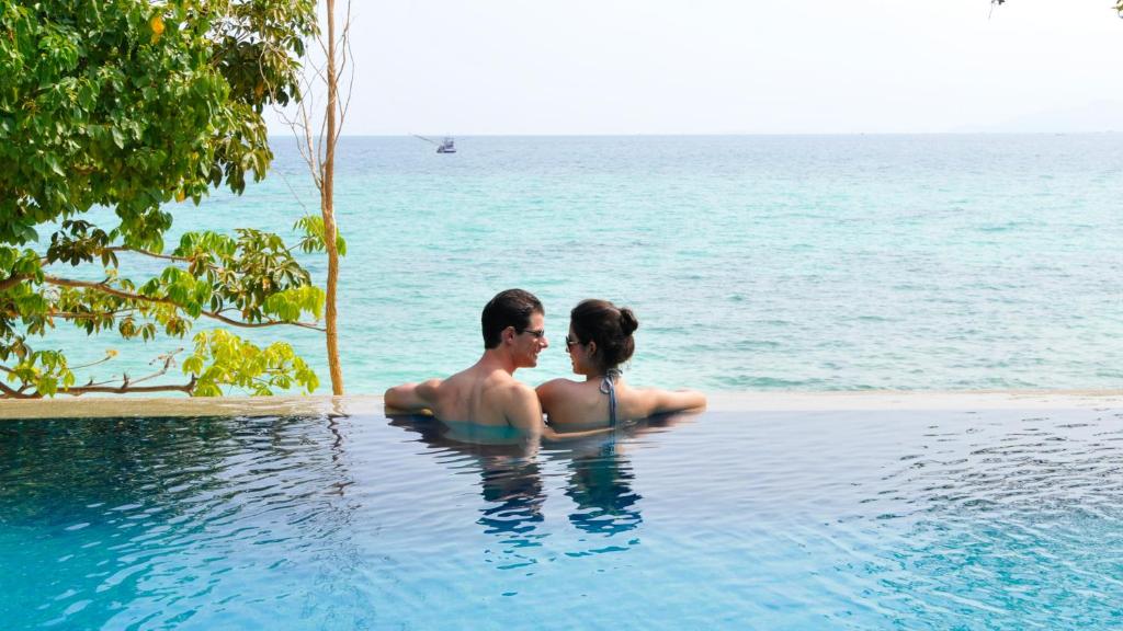 14 NIGHTS Incredible Thailand Multi-Centre PHUKET • PHI PHI • KRABI Price starting from £1,149pp