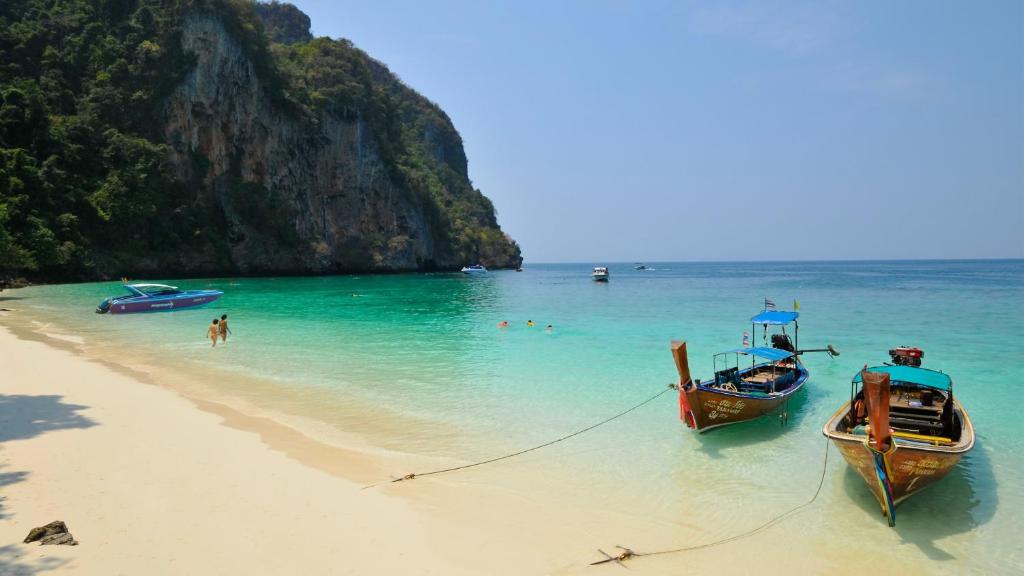 14 NIGHTS Incredible Thailand Multi-Centre PHUKET • PHI PHI • KRABI Price starting from £1,149pp