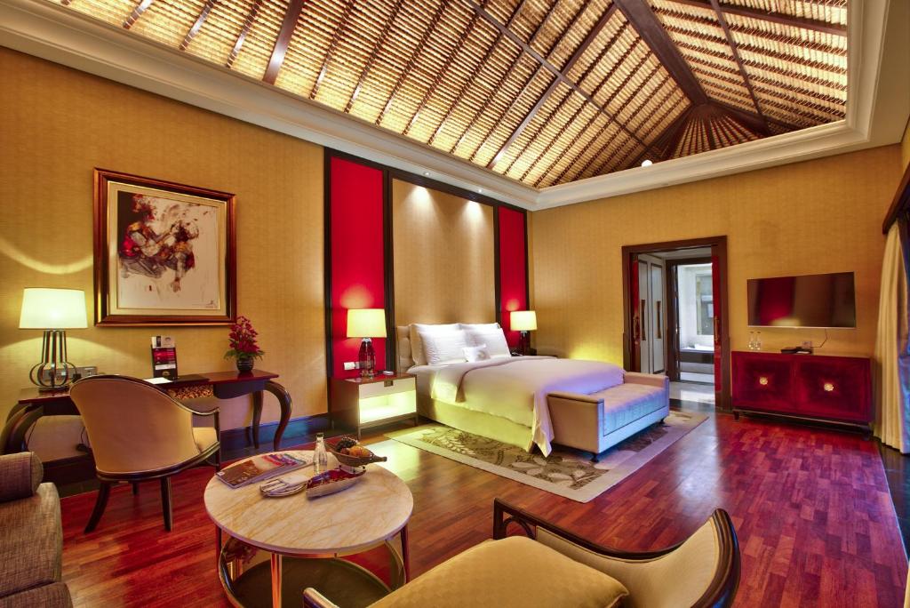 10 Nights Holiday at Trans Resort Bali & Atlantis the Palm with Breakfast