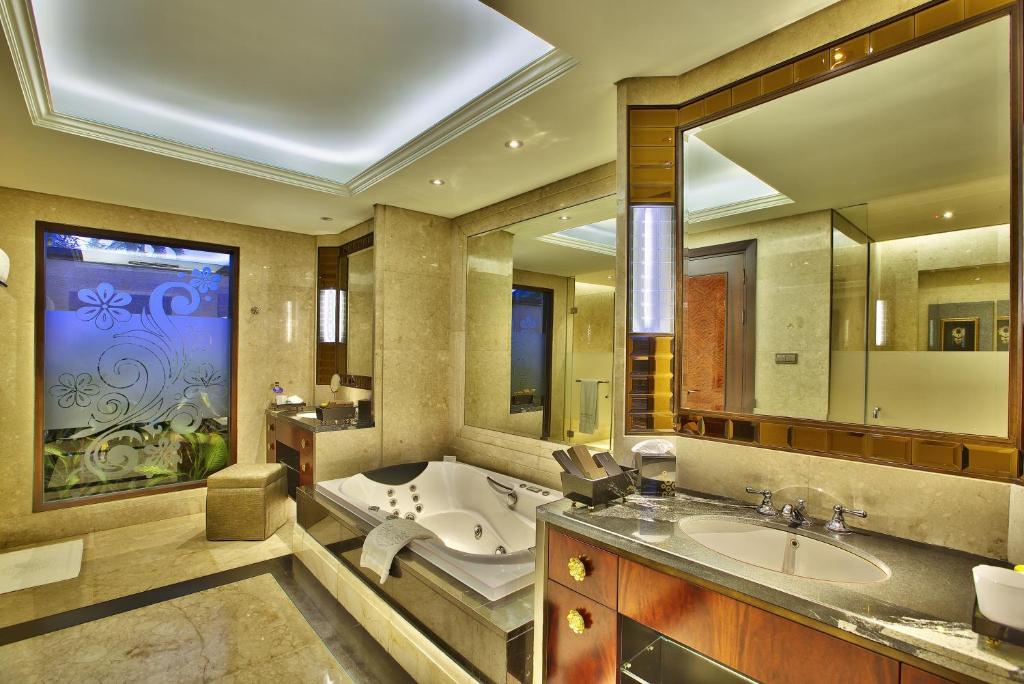 10 Nights Holiday at Trans Resort Bali & Atlantis the Palm with Breakfast
