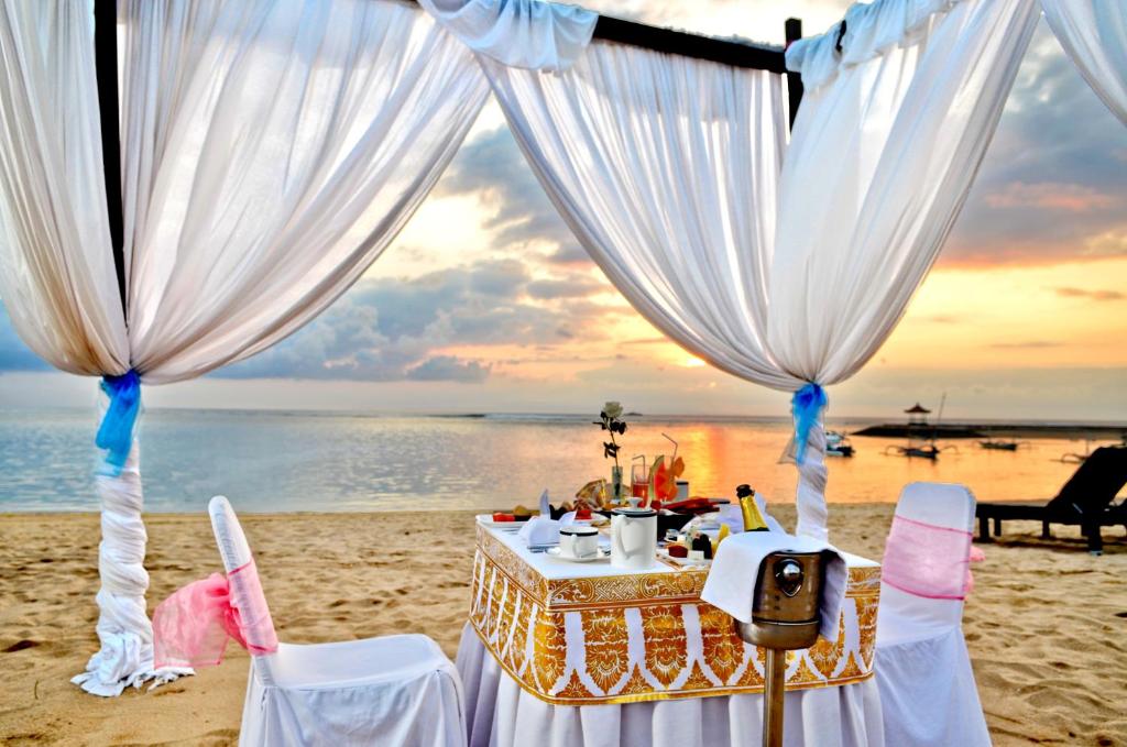 14 Nights Multi-Center Holiday Deal to the Stunning Sites & Beaches of Dubai, Bangkok, Singapore & Bali, to experience the luxury starting from £1469 pp