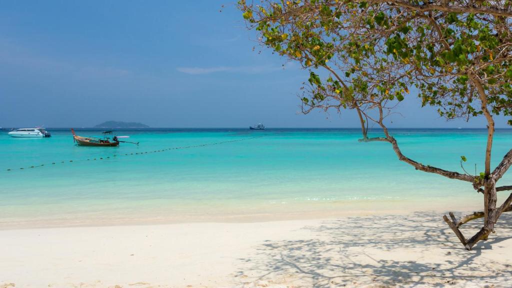 14 NIGHTS Incredible Thailand Multi-Centre PHUKET • PHI PHI • KRABI Price starting from £1,149pp