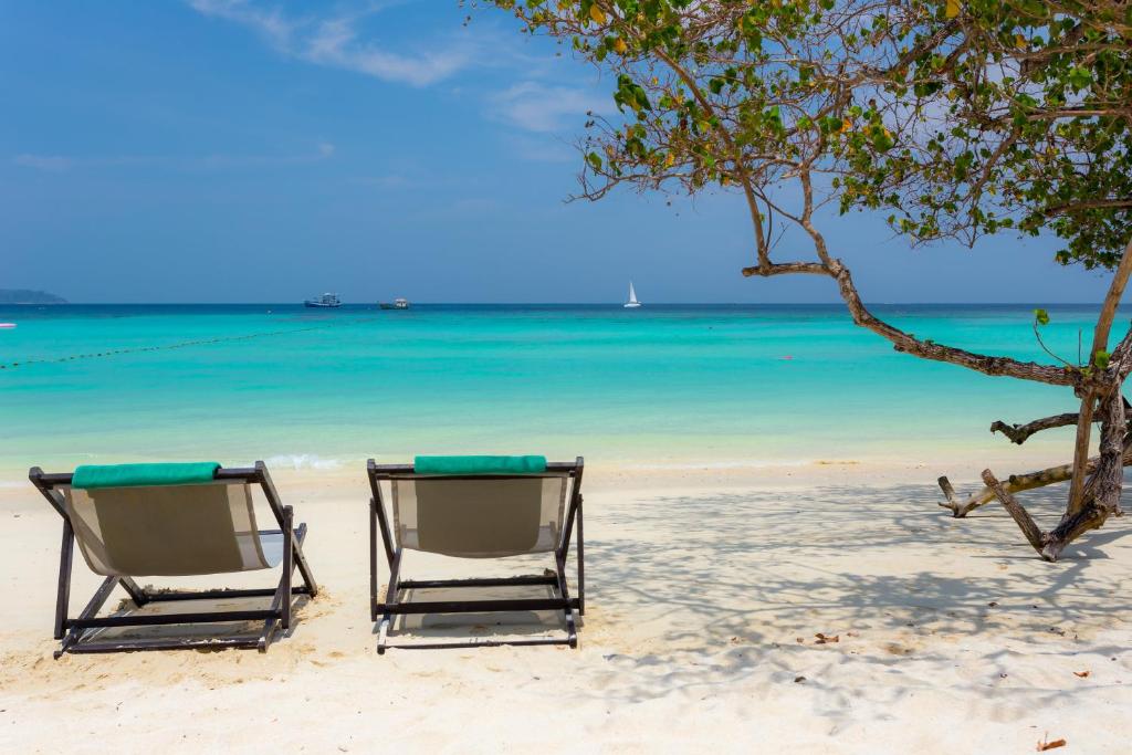 14 NIGHTS Incredible Thailand Multi-Centre PHUKET • PHI PHI • KRABI Price starting from £1,149pp