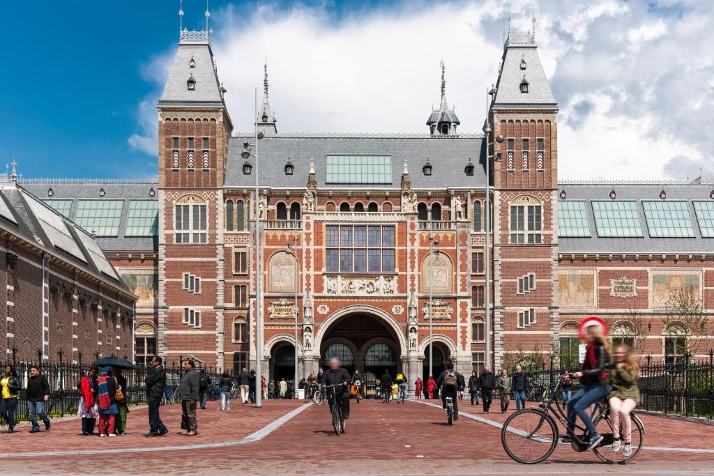 AMSTERDAM LIGHT FESTIVAL Flights + Hotels 3 Nights from ONLY £279pp (December 2026)