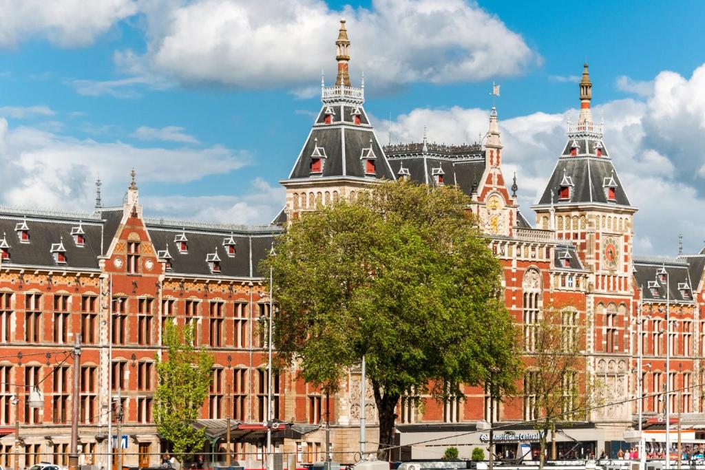 AMSTERDAM LIGHT FESTIVAL Flights + Hotels 3 Nights from ONLY £279pp (December 2026)