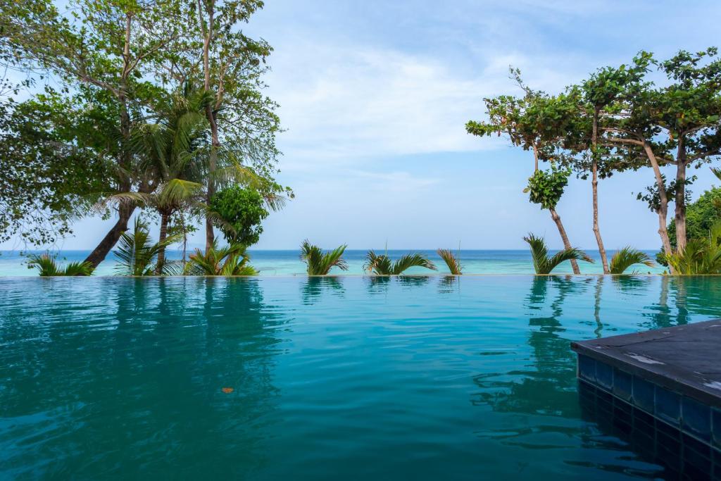 14 NIGHTS Incredible Thailand Multi-Centre PHUKET • PHI PHI • KRABI Price starting from £1,149pp