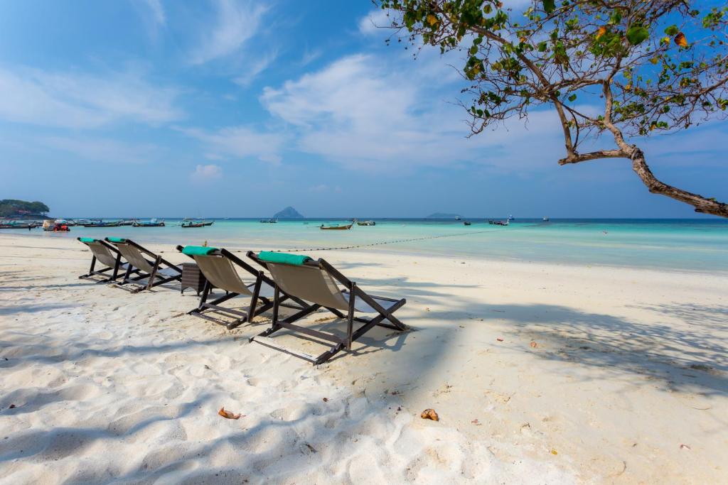 14 NIGHTS Incredible Thailand Multi-Centre PHUKET • PHI PHI • KRABI Price starting from £1,149pp