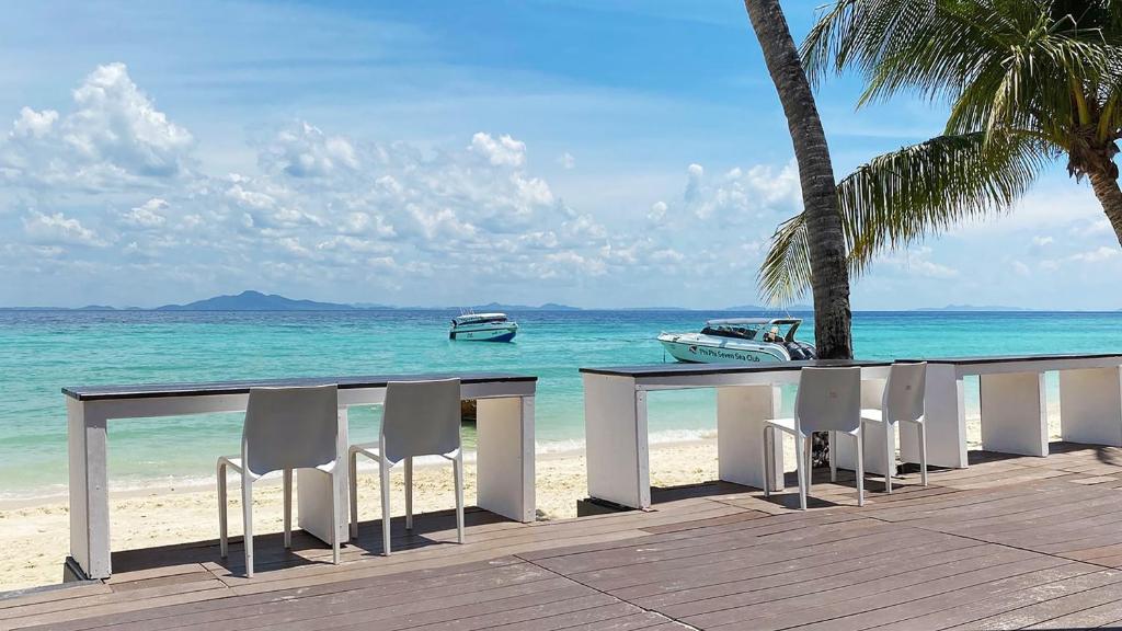 14 NIGHTS Incredible Thailand Multi-Centre PHUKET • PHI PHI • KRABI Price starting from £1,149pp