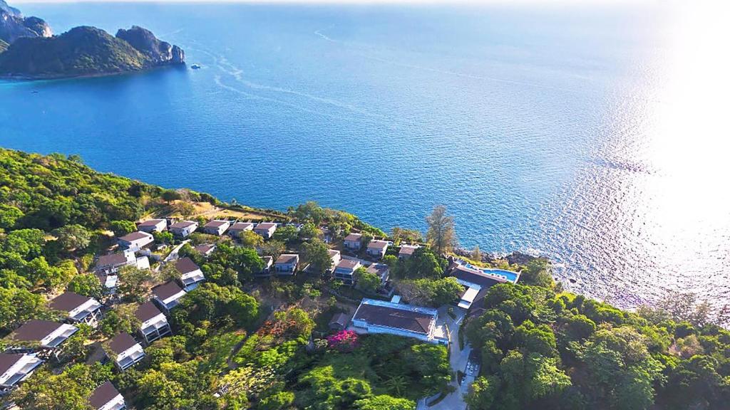 14 NIGHTS Incredible Thailand Multi-Centre PHUKET • PHI PHI • KRABI Price starting from £1,149pp