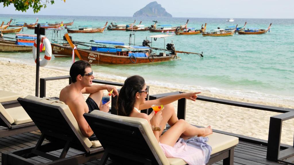 14 NIGHTS Incredible Thailand Multi-Centre PHUKET • PHI PHI • KRABI Price starting from £1,149pp