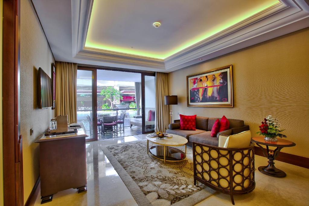 10 Nights Holiday at Trans Resort Bali & Atlantis the Palm with Breakfast
