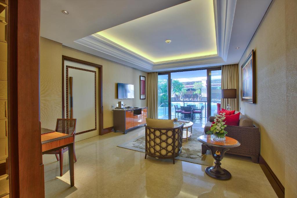 10 Nights Holiday at Trans Resort Bali & Atlantis the Palm with Breakfast