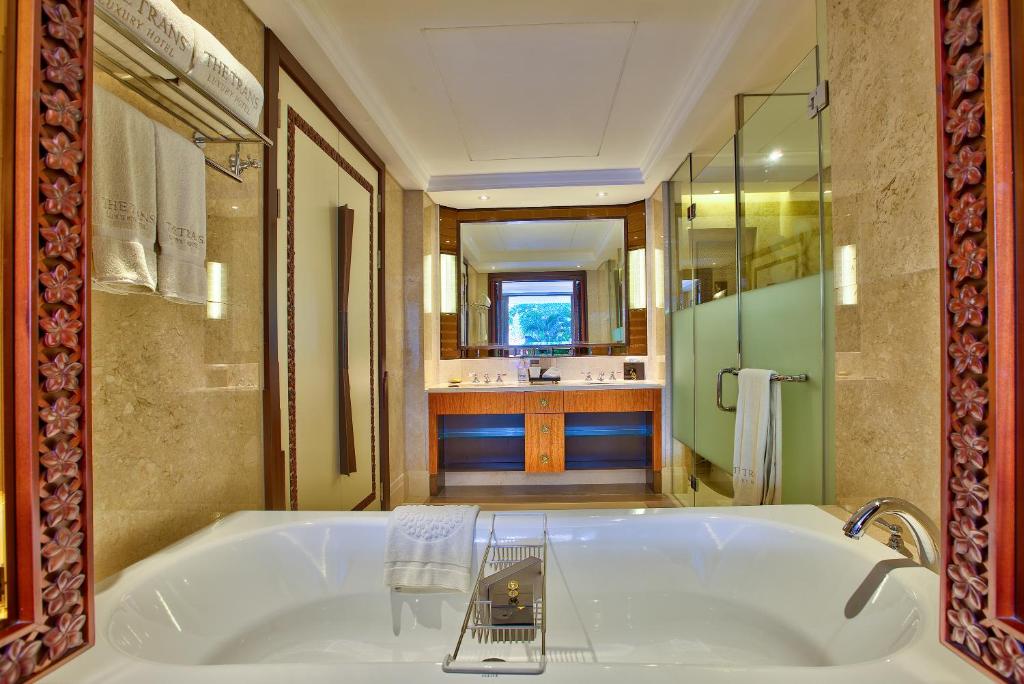 10 Nights Holiday at Trans Resort Bali & Atlantis the Palm with Breakfast