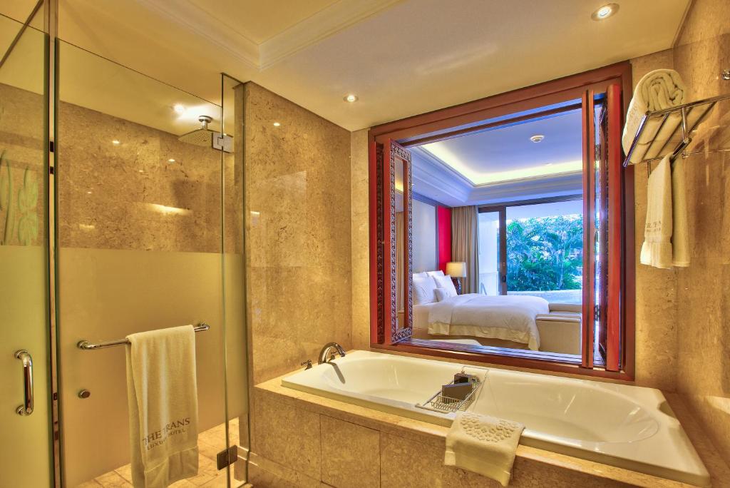 10 Nights Holiday at Trans Resort Bali & Atlantis the Palm with Breakfast