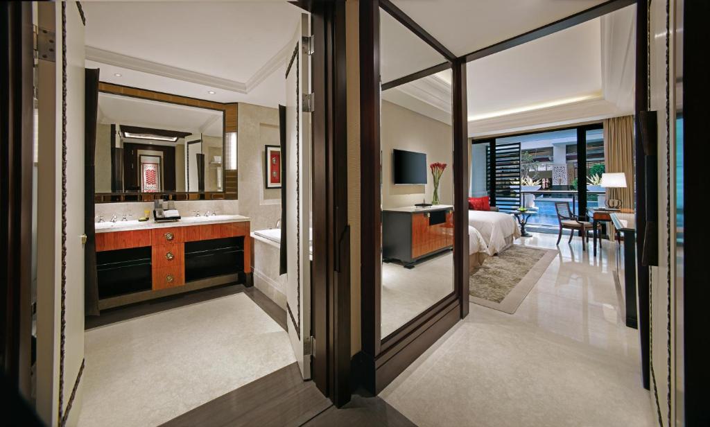 10 Nights Holiday at Trans Resort Bali & Atlantis the Palm with Breakfast