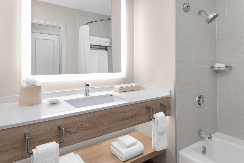 Starry Nights! Your 10 Nights Family Extravaganza in Orlando & Bahamas! Adventure Awaits!