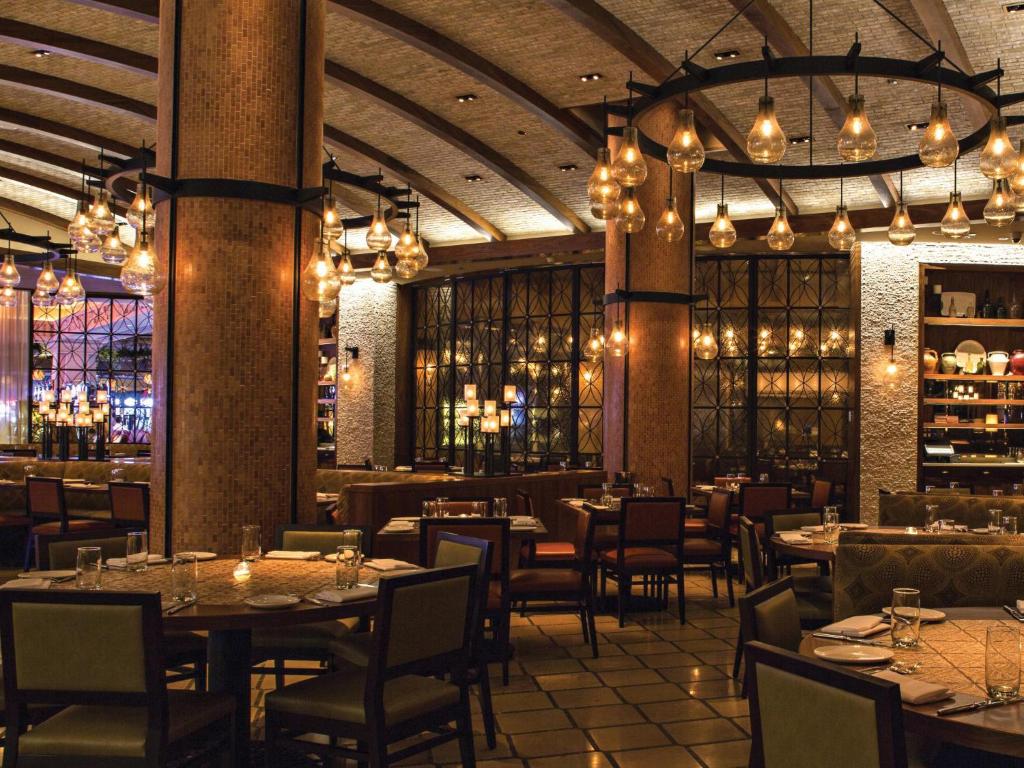 Starry Nights! Your 10 Nights Family Extravaganza in Orlando & Bahamas! Adventure Awaits!