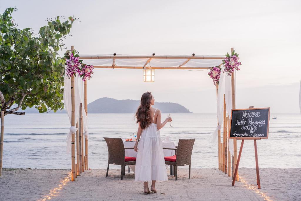 11 Nights Holiday at Dubai, Phuket and Krabi with Breakfast, Starting from £1499 pp