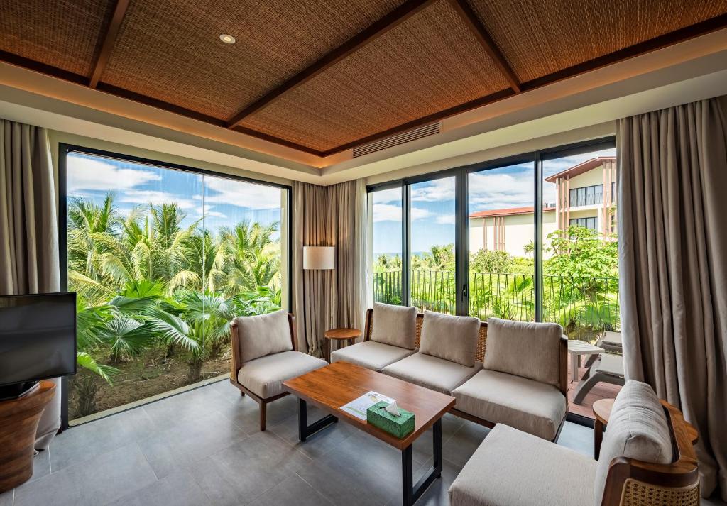 Discover the best of Vietnam and Cambodia with 12 nights of luxury for £1549pp – Silverland Sakyo, Dusit Princess Moonrise & White Mansion Legend await – accommodation and transfers included