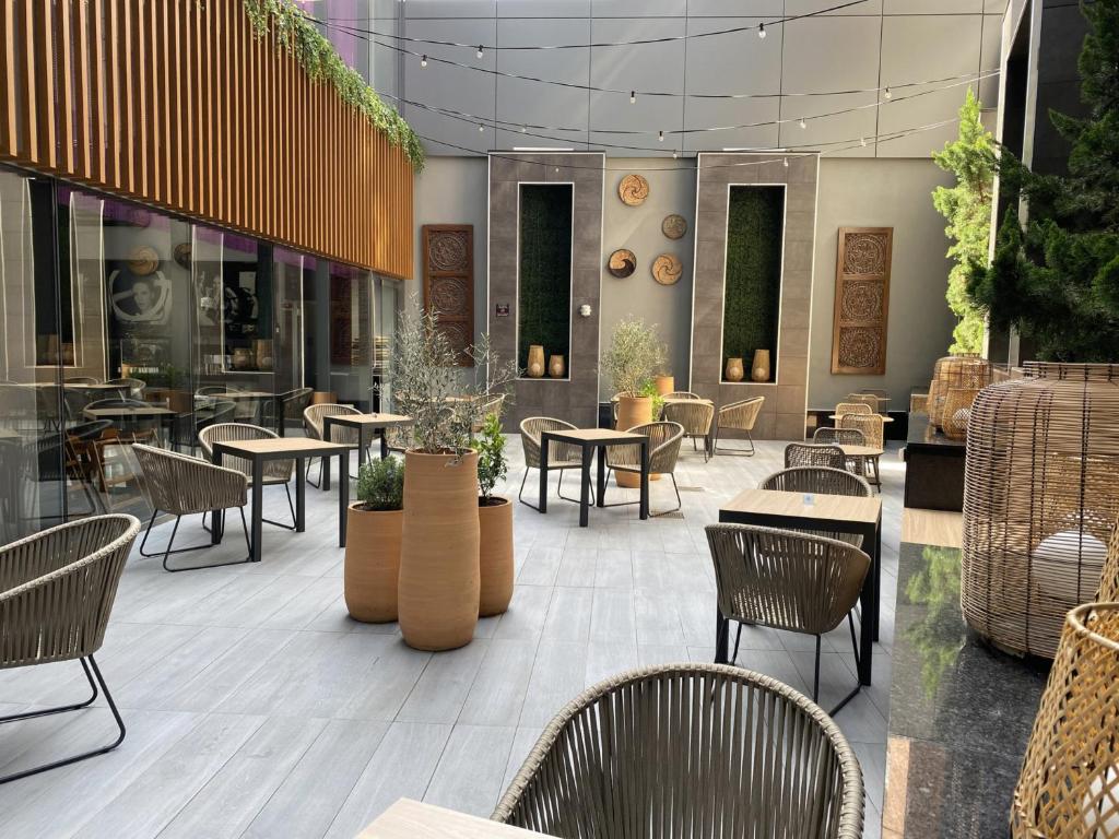 10 Nights Holiday at Iceland, Niagara Falls, and New york