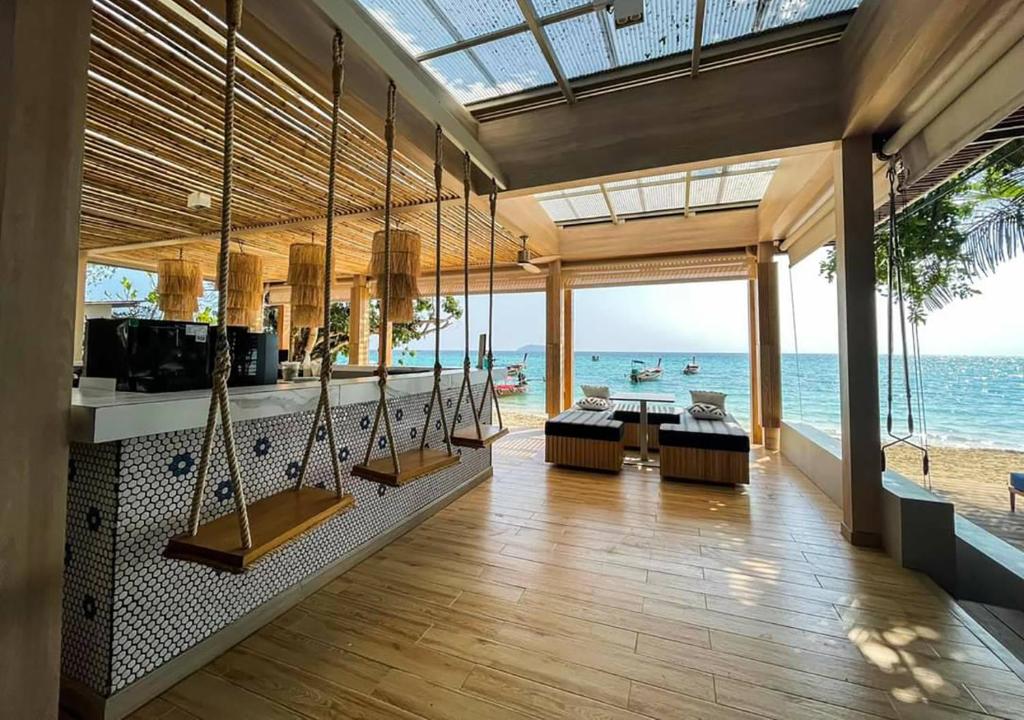 14 NIGHTS Incredible Thailand Multi-Centre PHUKET • PHI PHI • KRABI Price starting from £1,149pp