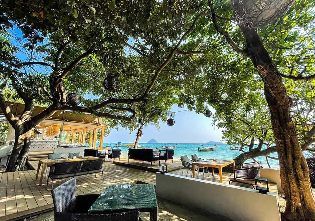 14 NIGHTS Incredible Thailand Multi-Centre PHUKET • PHI PHI • KRABI Price starting from £1,149pp