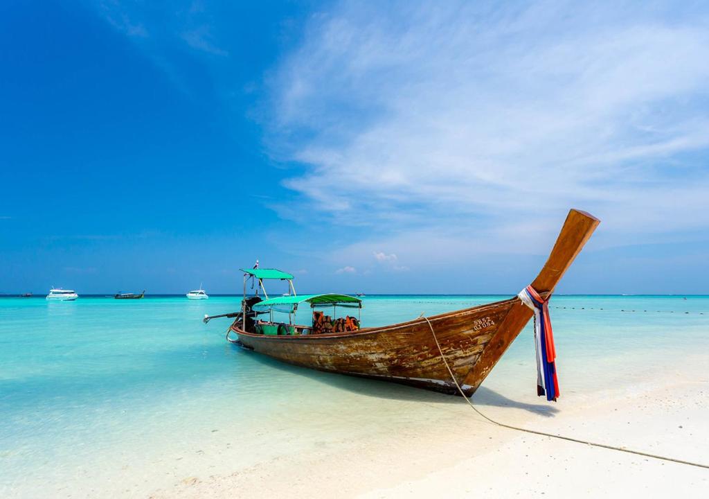 14 NIGHTS Incredible Thailand Multi-Centre PHUKET • PHI PHI • KRABI Price starting from £1,149pp
