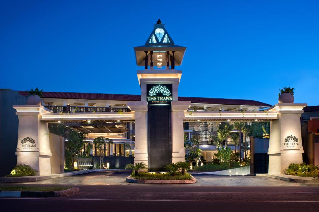 10 Nights Holiday at Trans Resort Bali & Atlantis the Palm with Breakfast
