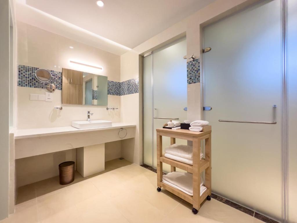 10 Nights of Unmatched Luxury Dubai Elegance Meets Maldivian Paradise Free Upgrade to Lagoon Villa + Pool & SLide with 24 Hour Premium All-Inclusive Benefits Only in £2999/PP