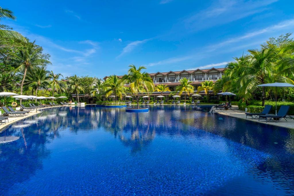12 Nights Holiday at Bangkok, Krabi, Phi Phi Island & Phuket with Breakfast