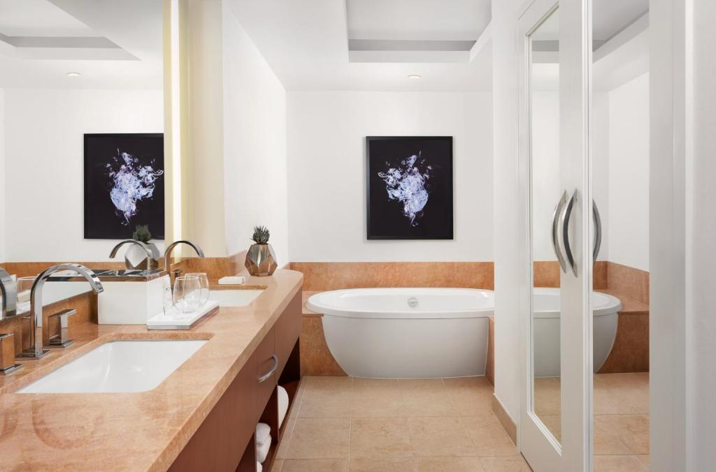 “Double Delight: 10 Nights in Las Vegas & Cancun – A Perfect Fusion of Entertainment and Tropical Paradise” Starting fr. £1999 PP