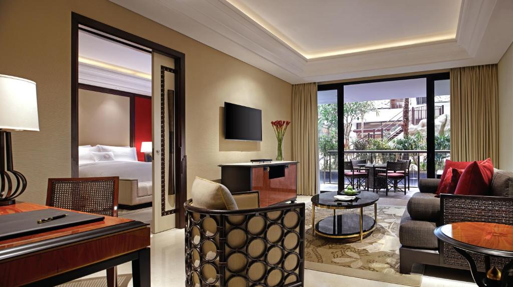 10 Nights Holiday at Trans Resort Bali & Atlantis the Palm with Breakfast