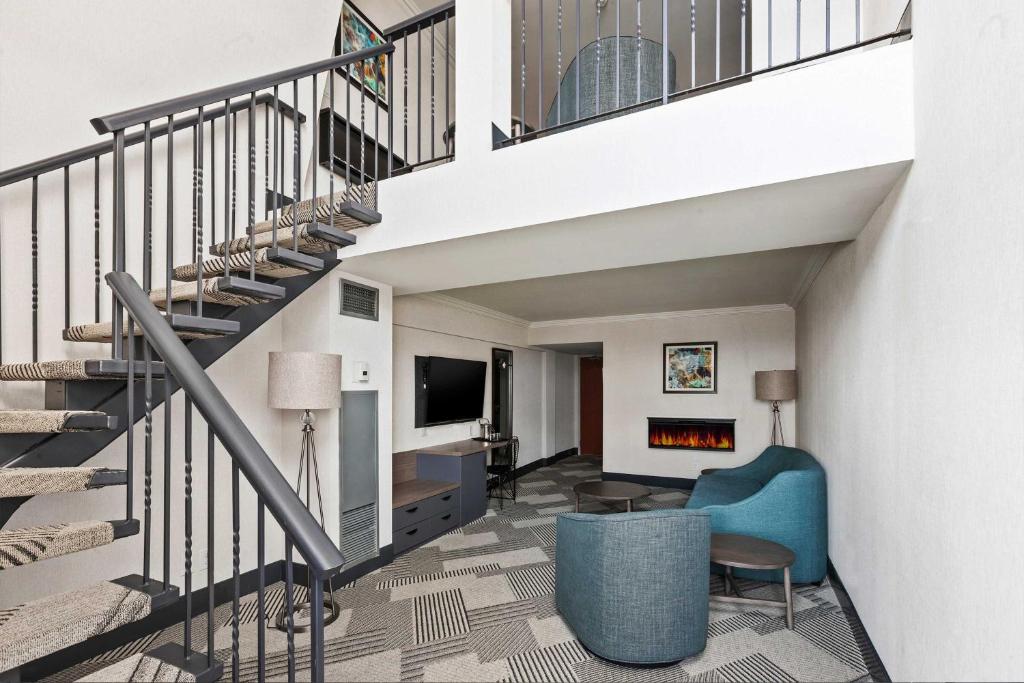 10 Nights Holiday at Iceland, Niagara Falls, and New york