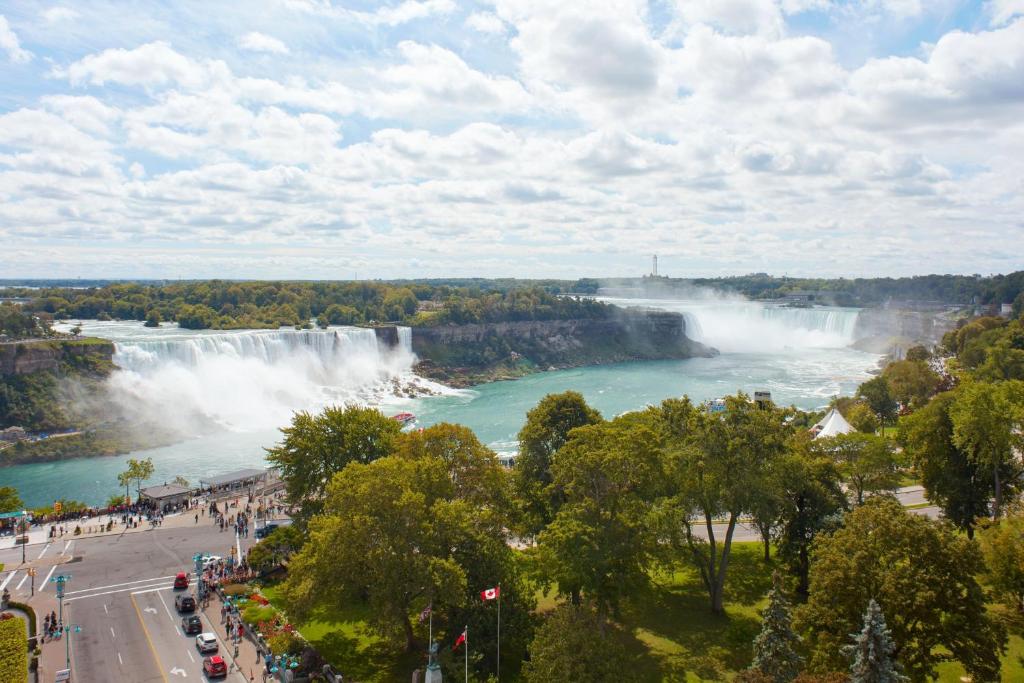 10 Nights Holiday at Iceland, Niagara Falls, and New york