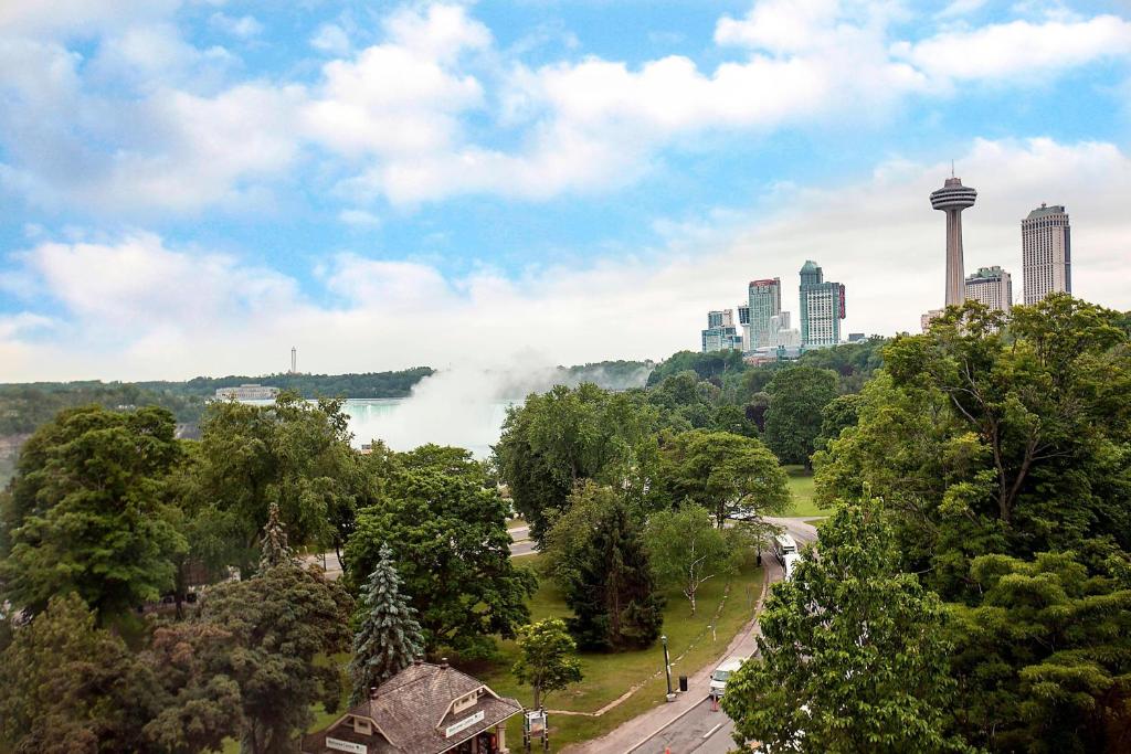 10 Nights Holiday at Iceland, Niagara Falls, and New york