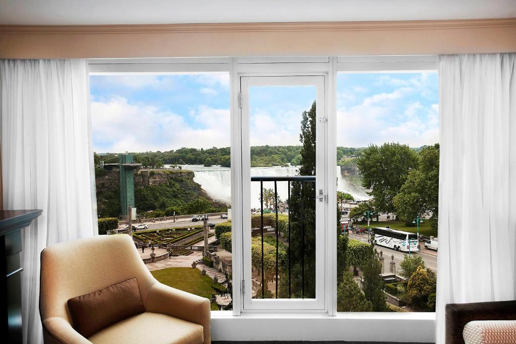 10 Nights Holiday at Iceland, Niagara Falls, and New york