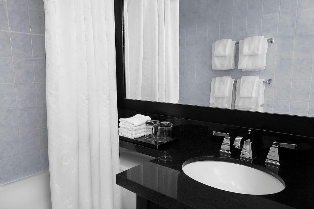 10 Nights Holiday at Iceland, Niagara Falls, and New york