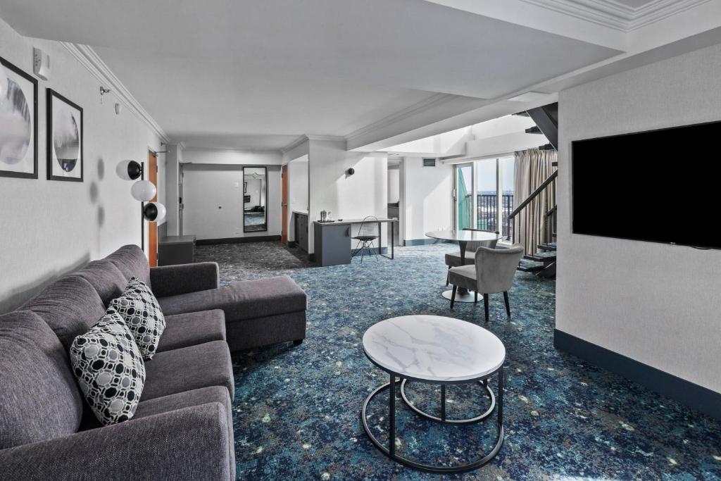 10 Nights Holiday at Iceland, Niagara Falls, and New york